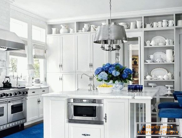 Модний синій колір в інтер'єрі кухні