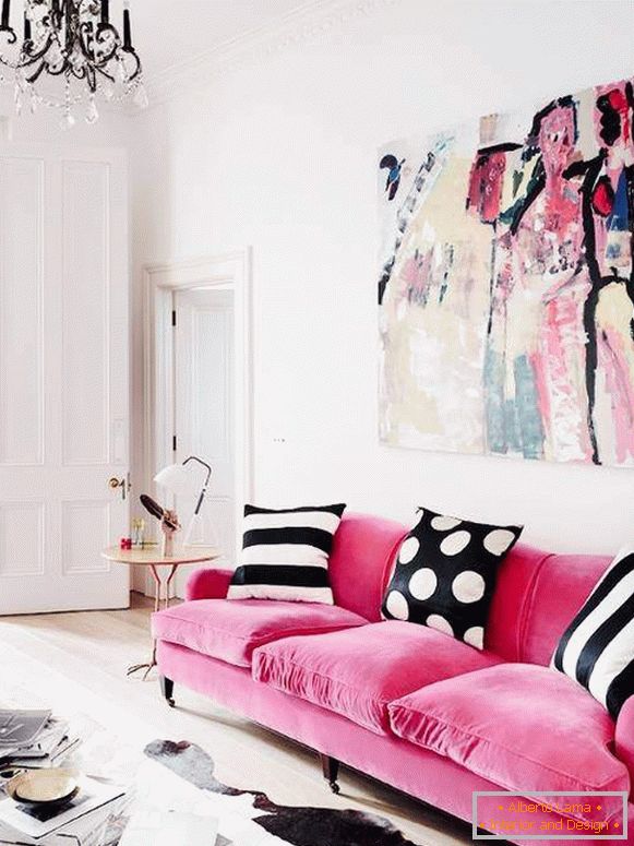 Рожевий диван в інтер'єрі вітальні фото