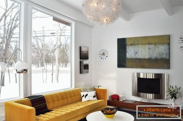 Оксамитовий диван жовтого кольору в вітальні фото