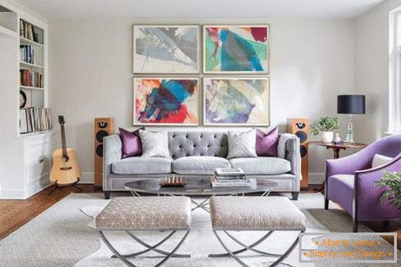 Розкішний диван в сріблястому кольорі фото в інтер'єрі вітальні