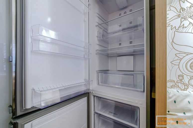 сучасний холодильник в дизайне кухни