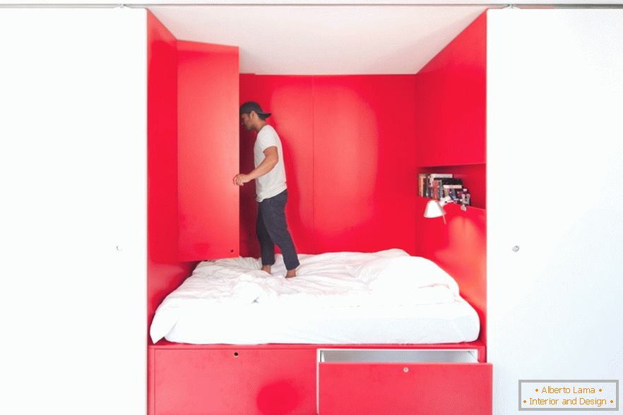 Спальня в апартаментах Mighty Mouse от Николаса Гарни
