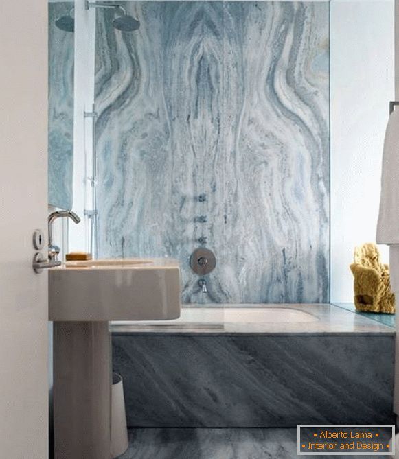 Ванна кімната з сіро-синім мармуром