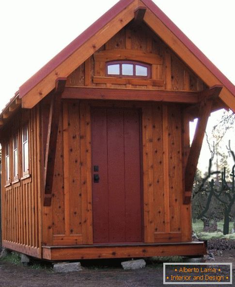 Дерев'яний крихітний будинок