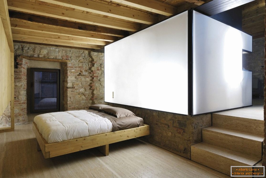 Спальня в дерев'яному виконанні будинку в Брешії