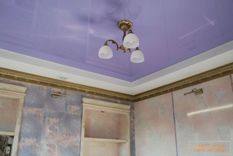 фіолетовий-натяжна-стеля-в-ванною