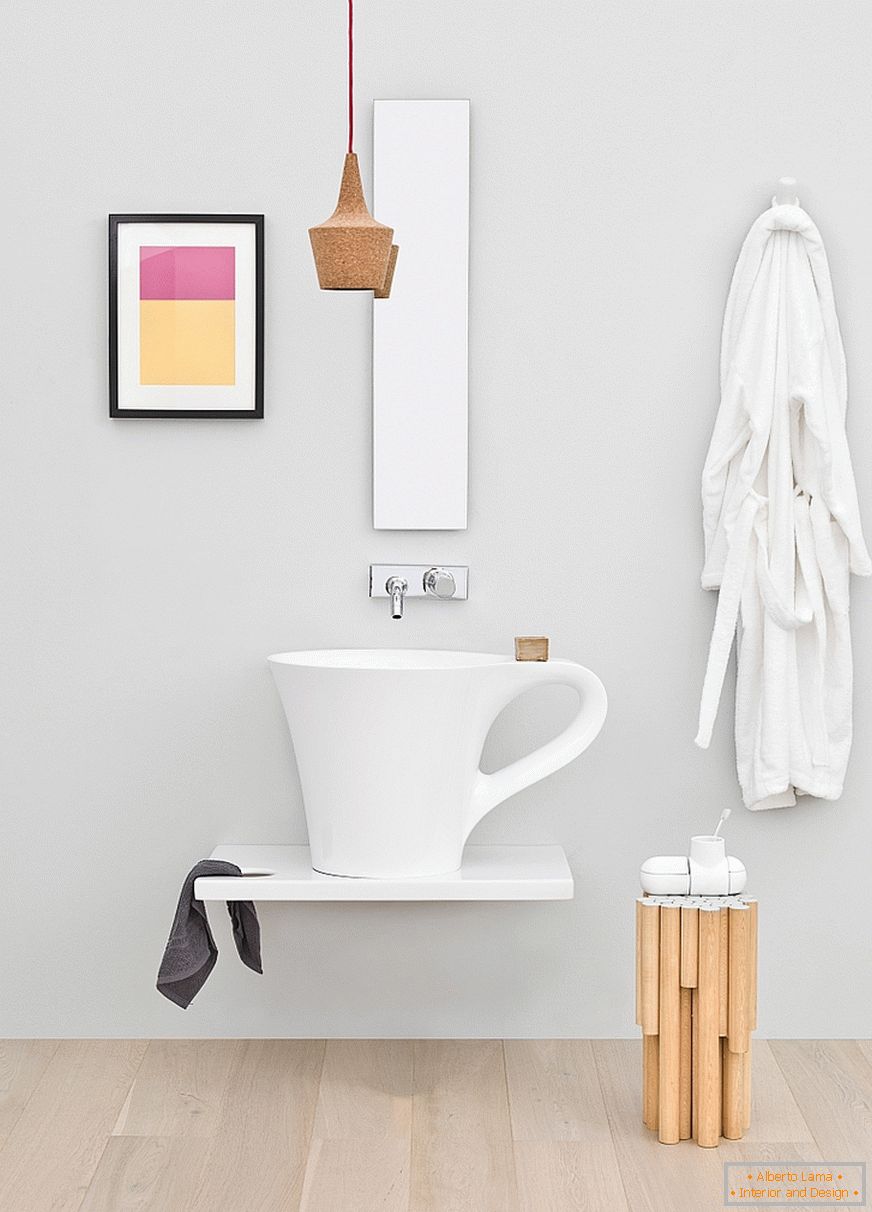Умивальник в формі чашки в інтер'єрі невеликої ванної кімнати