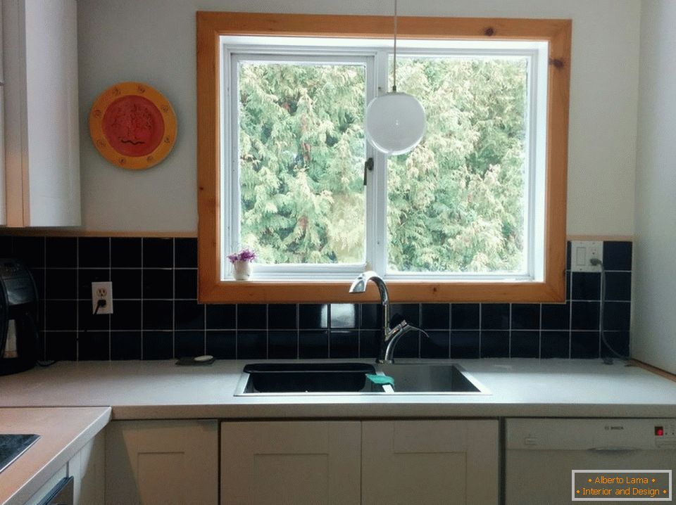 Велике вікно в дизайні маленької кухні
