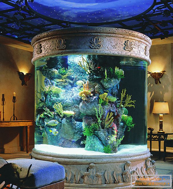 Круглий акваріум у вітальні