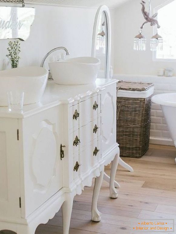 Білі меблі для ванної прованс