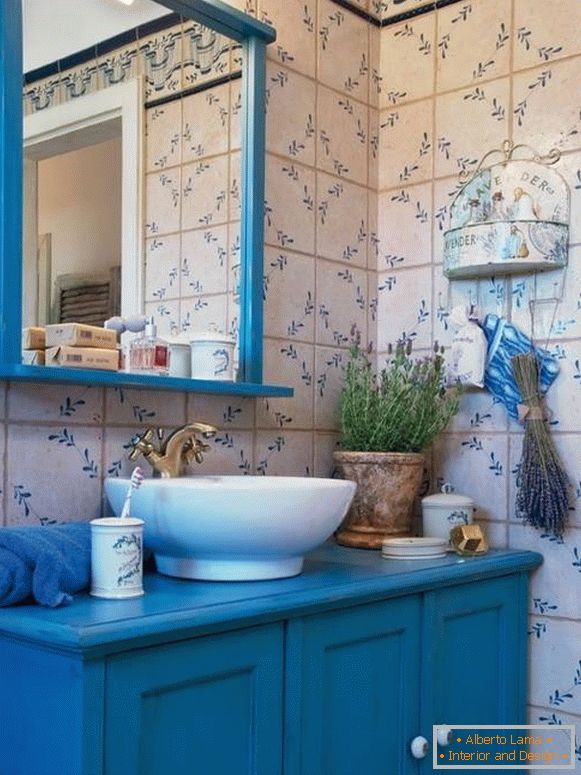 Синя плитка для ванної в стилі прованс
