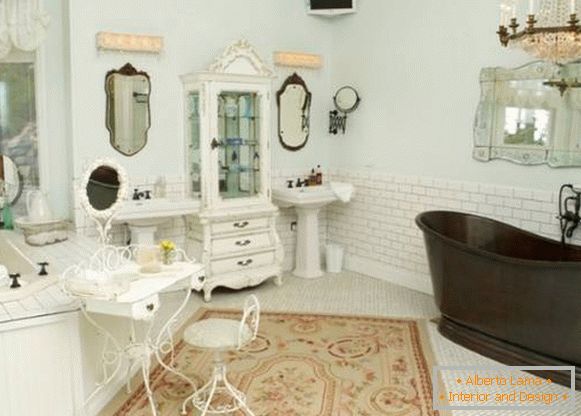 Світлий інтер'єр ванної кімнати в стилі прованс
