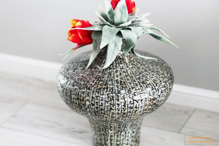 Декоративна ваза з квітами