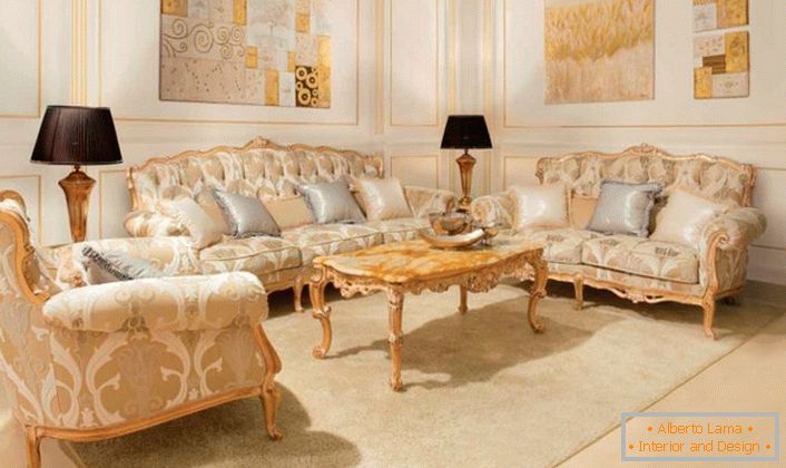 М'які меблі з дерев'яними елементами золотого кольору гармонує з золотими панно на стінах. 
