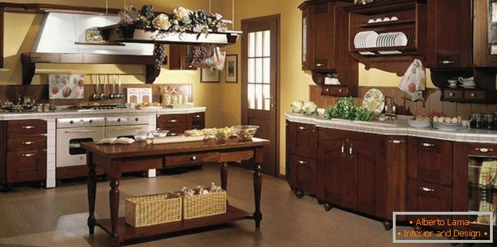 Правильний приклад декорування кухні в стилі кантрі. Плетені кошики, квіти, декоративні грона винограду - створюють атмосферу затишку на кухні.