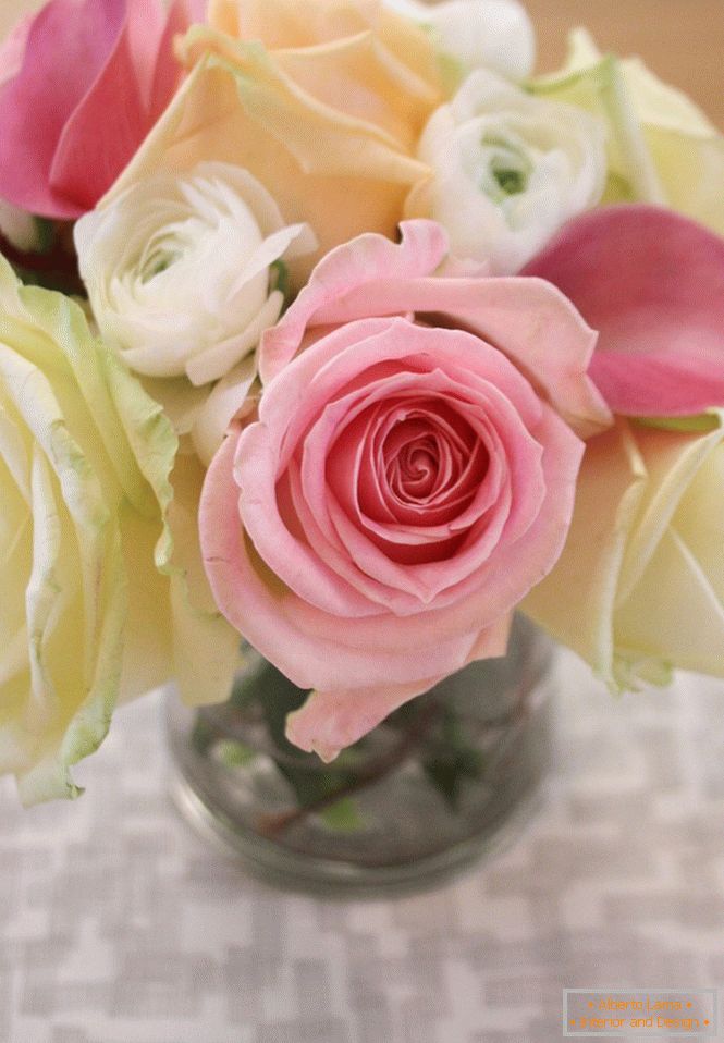 Ось такий гарний букет троянд буде стояти у вас на столі