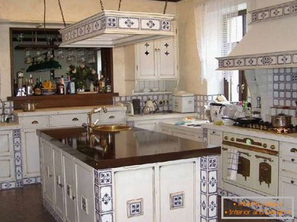 Фото кухні в приватному будинку в стилі прованс
