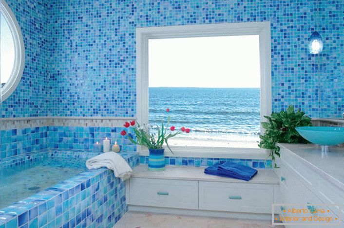 Невелика ванна кімната оформлена в середземноморському стилі.