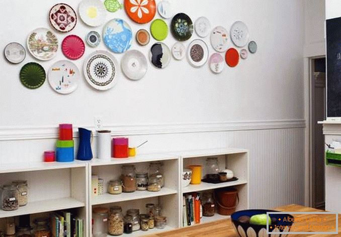 Колекція тарілок на стіні в інтер'єрі кухні