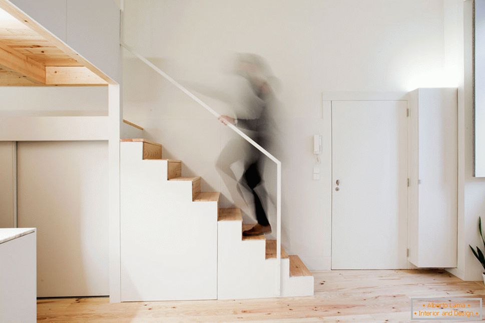 Інтер'єр маленької квартири-студії в світлих відтінках - лестница