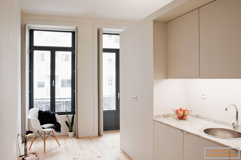Інтер'єр маленької квартири-студії в світлих відтінках - интерьер кухни