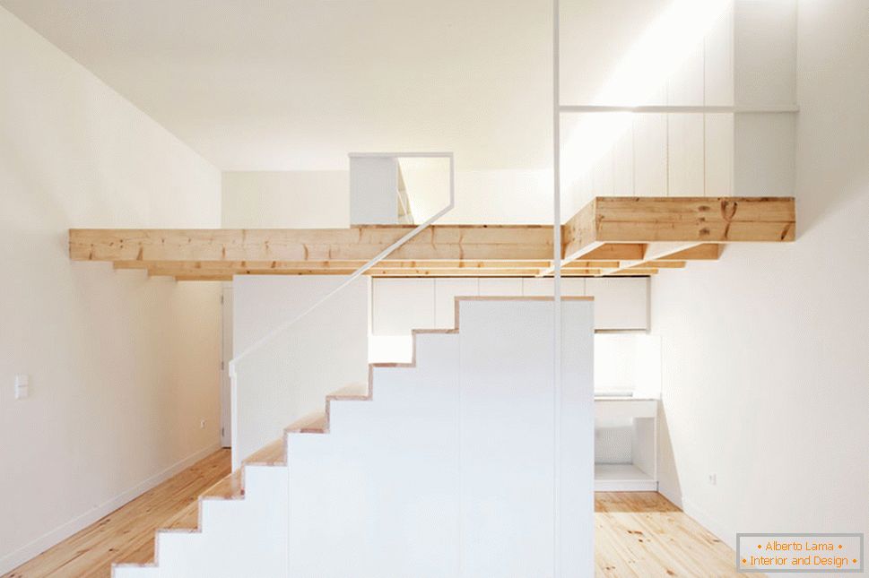 Інтер'єр маленької квартири-студії в світлих відтінках - лестница сбоку