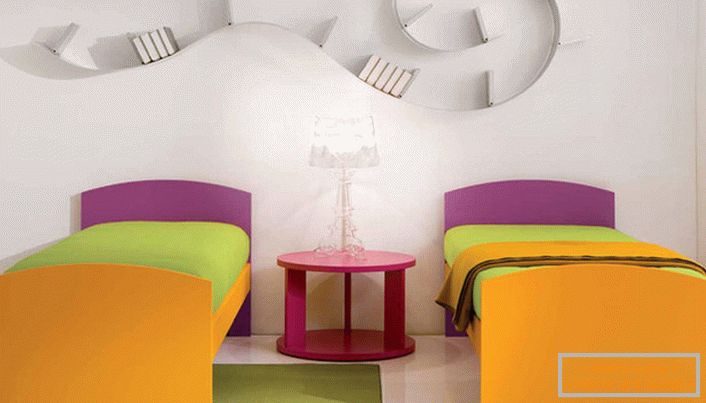 Кімнату для дітей в стилі хай-тек прикрашає цікава полку. Дизайнерська ідея поєднує в собі безліч яскравих кольорів. Відмінна ідея для дитячої кімнати.
