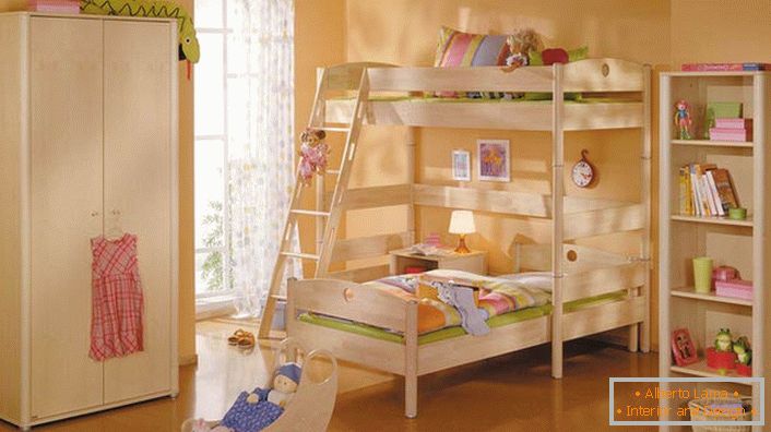 Дитяча кімната в стилі хай-тек зі світлою дерев'яними меблями. Простота меблів компенсується її функціональністю і практичністю.