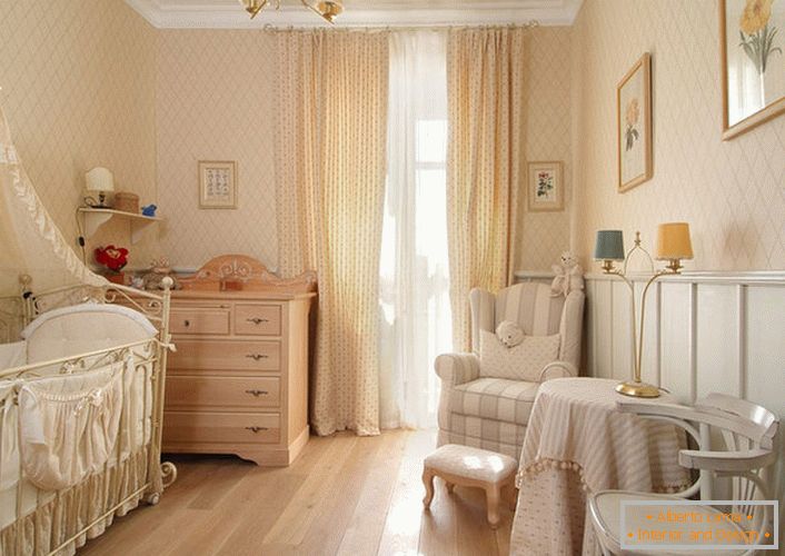 Дитяча світла кімната для малюка в стилі прованс-кантрі.
