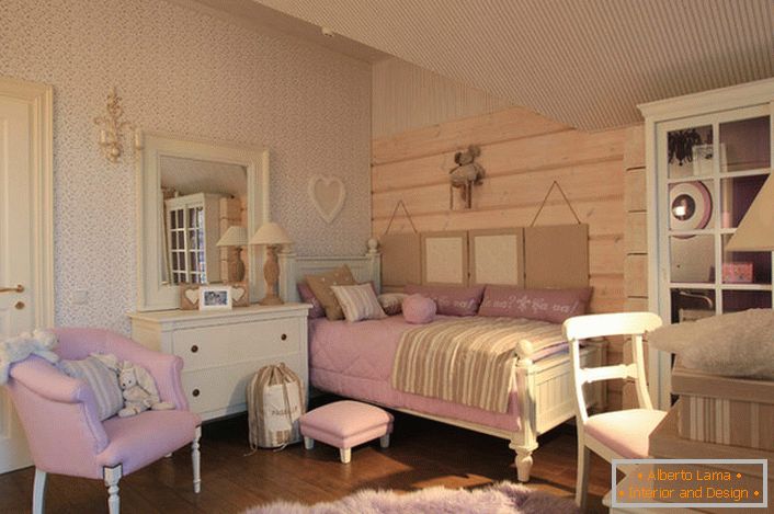 Дитяча кімната в сільському стилі для дівчинки. 