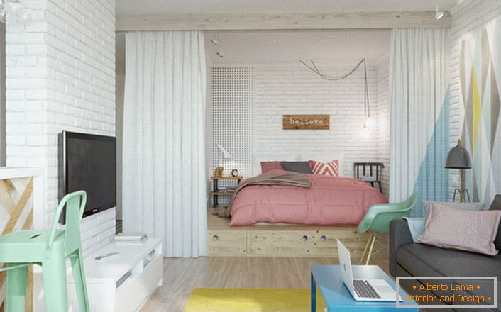 Скандинавський стиль ідеальний, якщо говорити про оформлення малогабаритної квартири. В облаштованій ніші розташована спальня з великою м'якою ліжком.