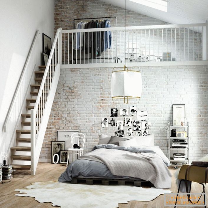 Спальня в скандинавському стилі функціонально розділена на дві зони. Дерев'яні сходи ведуть на другий поверх, де на ліжком розташовується невелика гардеробна.