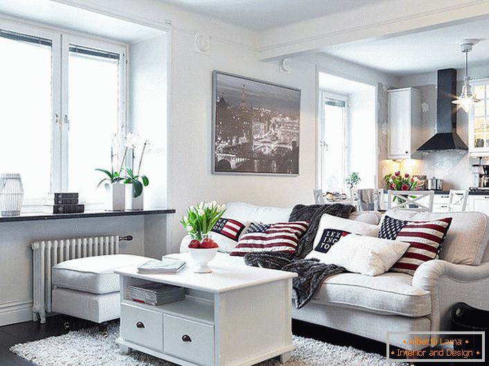 Затишна квартира-студія в скандинавському стилі оформлена переважно в білому кольорі. Вікна без фіранок пропускають достатню кількість денного світла в кімнату.