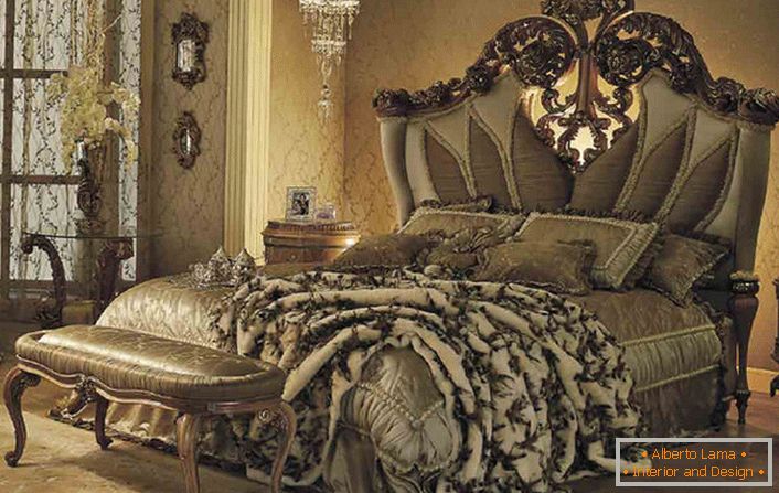 Шикарна ліжко в гостьовій спальні в бароковому стилі в заміському будинку в одній з провінцій Франції.