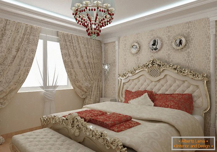 Ліжко з витіюватими спинками золотого кольору вишукано вписується в загальну картину в стилі бароко.