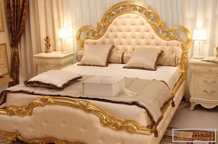 Спинки ліжка оббиті ніжним шовком бежевого кольору відповідно до вимог стилю бароко.