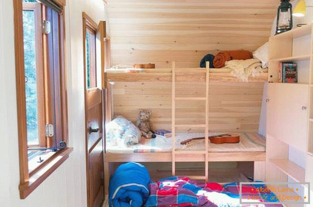 Зручний міні-будиночок: фото з Онтаріо. Висувна секція під ліжком