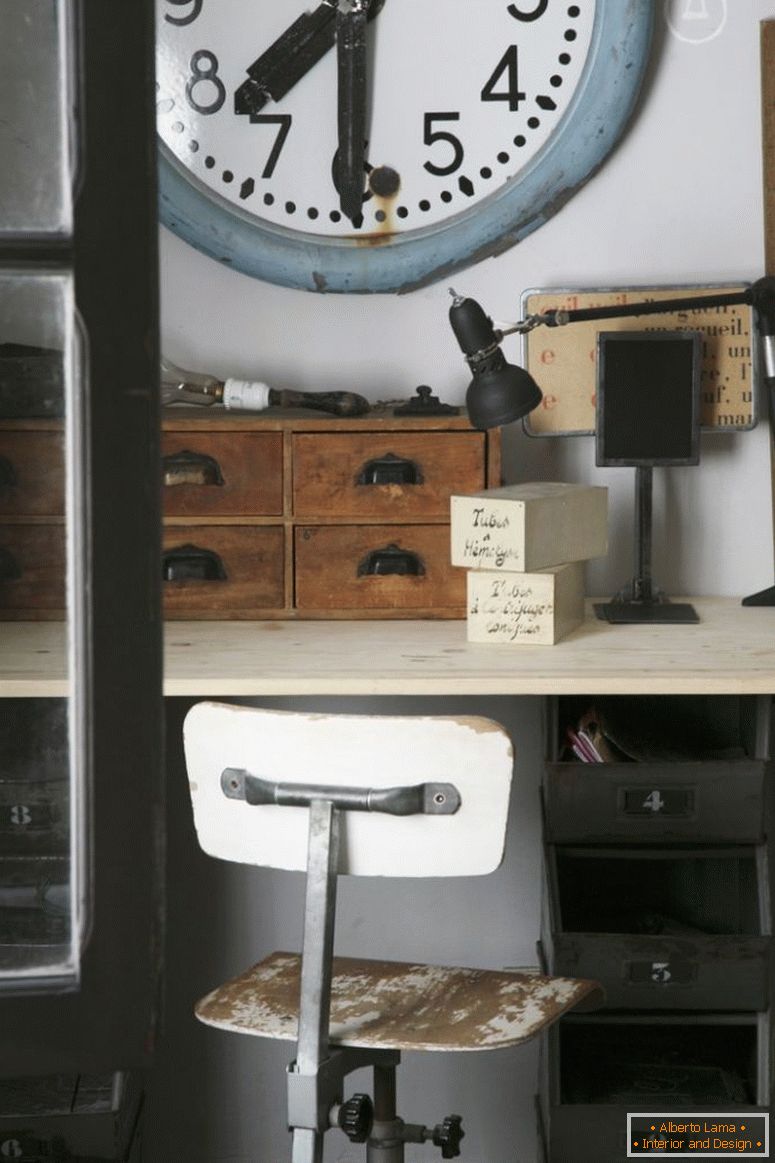 Стара станція годинник над старовинним столом з дерев'яними ящиками організатора та дерев'яним поворотним стільцем з пілінговою фарбою