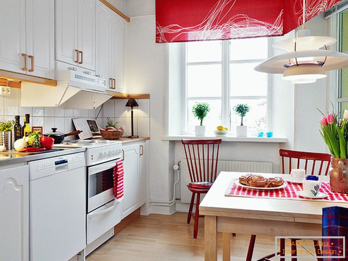 Білий колір в поєднанні з благородним червоним візуально збільшує кухню. Яскраві, насичені акценти роблять приміщення стильним і креативним. 