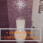 мозаїчна плитка фиолетового цвета в дизайне туалета