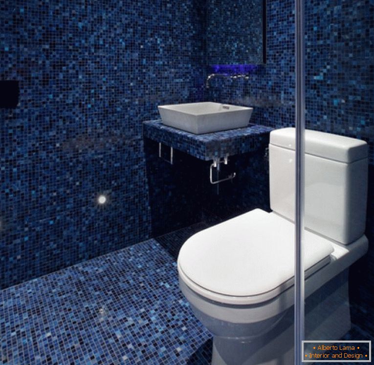 Синя мозаїка в дизайні туалету