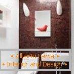 Мозаїка бордового відтінку в дизайні туалету