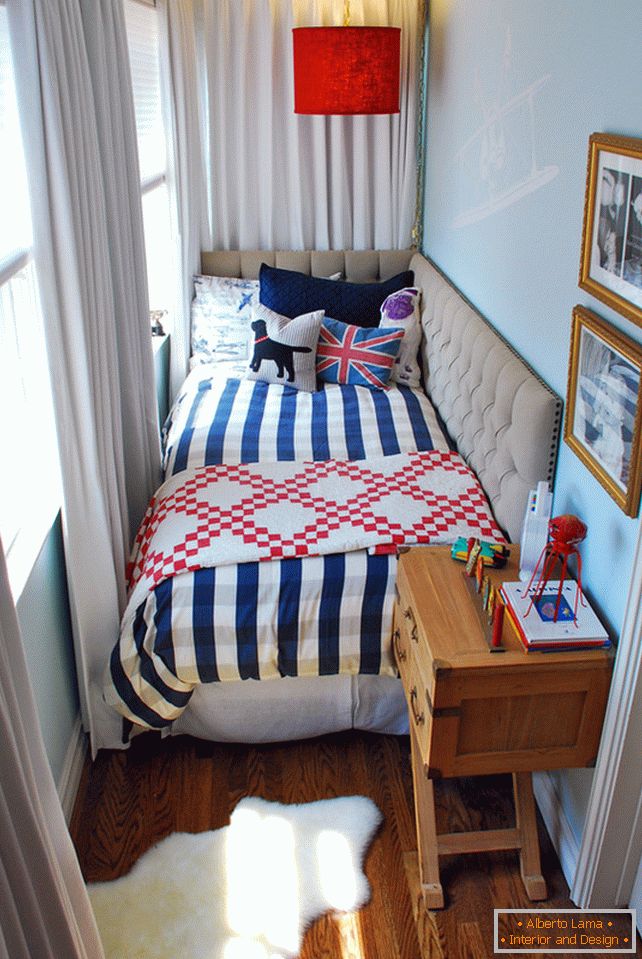 Тумбочка біля ліжка в маленькій спальні