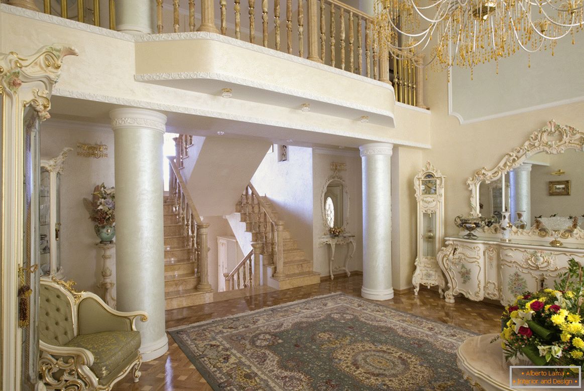 Вітальня в бароко стилі примітна колонами невеликим виступаючим балконом на другому поверсі.