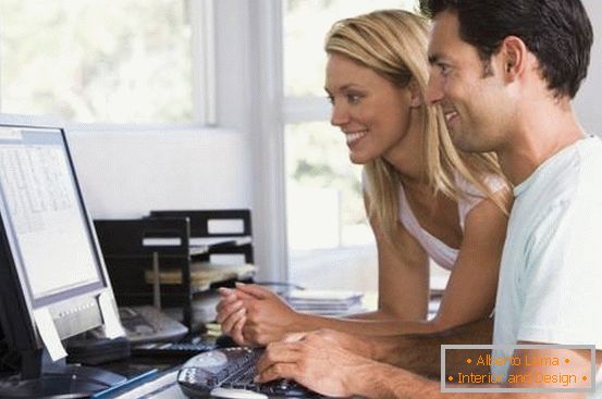 чоловік і жінка на комп'ютері вдома