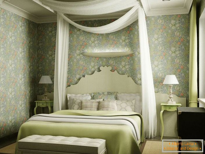 Примітною особливістю оформлення спальні став балдахін з напівпрозорої тканини білого кольору над ліжком. Легкий, романтичний дизайн ідеально підходить для спальні молодої сімейної пари.