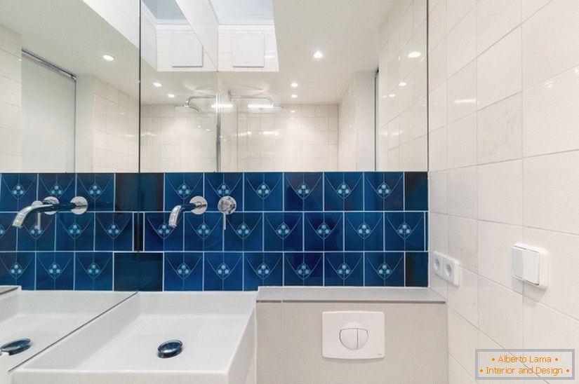 Синя плитка у білій ванній