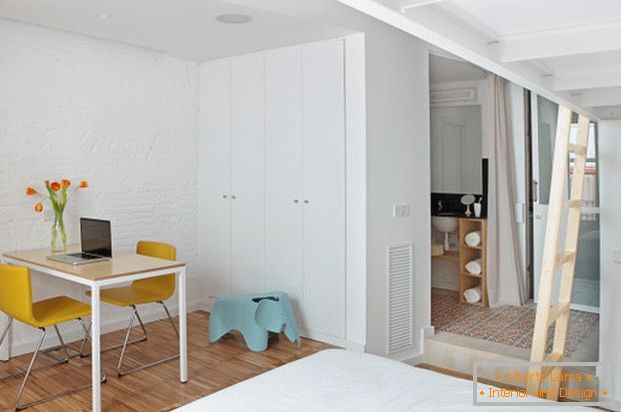 Проект міні квартири: робочий куточок в спальні