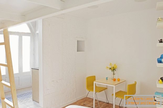Проект міні квартири: маленький столик в спальні
