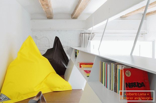 Проект міні квартири: яскраві подушки в інтер'єрі
